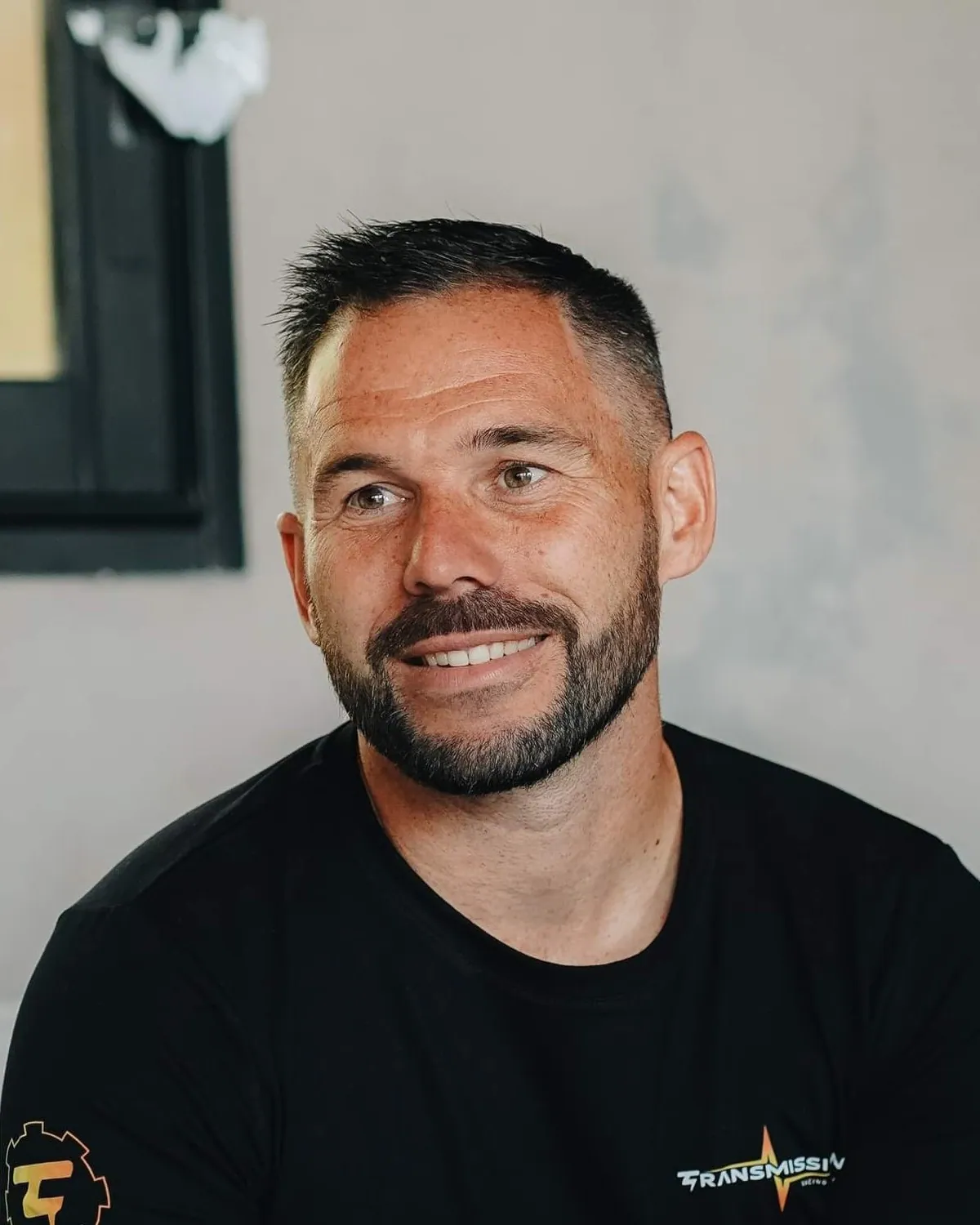 Portrait de Loïc Manac’h, préparateur mental, souriant